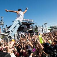 crowd-surfing-dan-stage-diving-paling-quotgilaquot-saat-konser