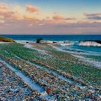 pantai-ini-ubah-botol-bekas-jadi-batu-pantai-yang-indah