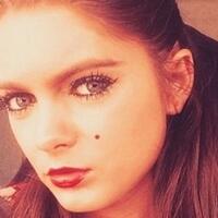 perempuan-ini-mengaku-dipecat-karena-terlalu-cantik