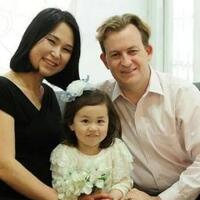 lagi-wawancara-live-narasumber-ini-hilang-fokus-karena-anaknya-nongol