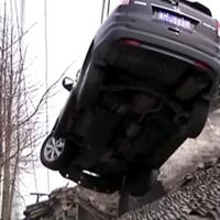 kok-bisa-mobil-nyangkut-di-genteng-rumah-orang