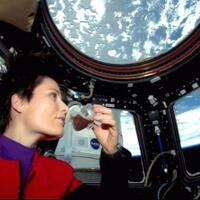 asronot-pertama-yang-minum-kopi-di-luar-angkasa