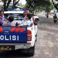 nyentriknya-menteri-susinaik-mobil-bak-polisi-sampai-makan-bakso