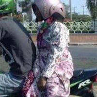 12-foto-gaya-orang-indonesia-pakai-helm-ini-luar-biasa-uniknya-kocak