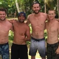 aktor-liam-hemsworth-liburan-di-mentawai