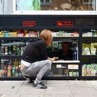 kios-unik-di-sofia-belinya-sambil-jongkok-gan