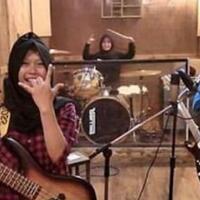 keren-siswi-berhijab-guncang-panggung-dengan-musik-metal