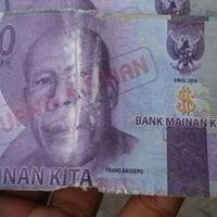 tega-orang-beli-salak-ke-penjual-tua-pake-uang-mainan