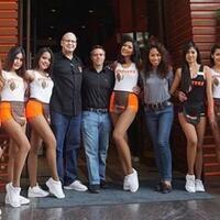 susahnya-jika-ingin-menjadi-pelayan-hooters