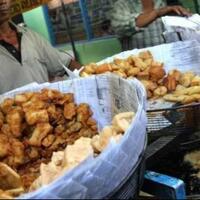 abis-tau-ini-masih-mau-gak-makan-pake-alas-koran-info