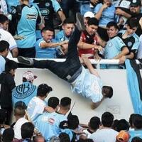 detik-detik-fans-sepak-bola-dilempar-dari-stadion-dan-tewas