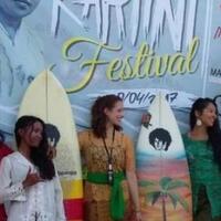 hari-kartini-perempuan-berselancar-pakai-kebaya-di-kuta
