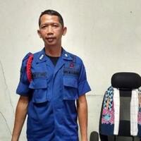 ini-dia-petugas-oranye-yang-menangkap-ular-sanca-di-pasar-minggu