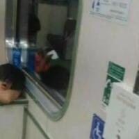 tatapan-mata-wanita-yang-duduk-di-mrt-ini-bikin-merinding