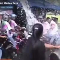 the-power-of-emak-emak-bubarkan-konvoi-kelulusan-sma-pake-air-cucian-piring