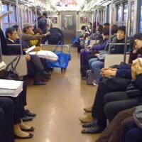 9-foto-tingkah-laku-lucu-orang-jepang-di-dalam-kereta-ini-bikin-ngakak