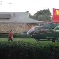 gokil-nih-orang-beli-burger-aja-pakai-helikopter
