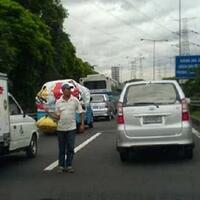 inilah-8-tukang-jualan-penghias-macet-yang-sering-kamu-lihat-di-jalanan