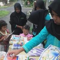 mau-pinjam-buku-di-perpustakaan-ini-bayarnya-cukup-pakai-sampah-gan
