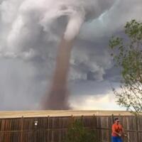 ada-puting-beliung-pria-ini-justru-melakukan-hal-ini