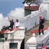 pria-ini-dapat-kecaman-setelah-turun-gak-lewat-tangga-di-cagar-budaya