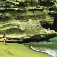 unik-pasir-pantai-di-hawaii-ini-berwarna-hijau-seperti-batu-zamrud