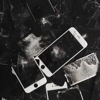 unik-banget-cewek-ini-koleksi-iphone-rusak-untuk-dijadikan-sebuah-karya-seni