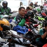 ojek-online-nongkrong-di-pinggir-jalan-jadi-persoalan-baru-di-jakarta