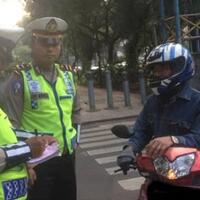 ini-daftar-denda-tilang-terbaru-tak-pakai-helm-rp-250-ribu