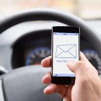 hati-hati-7-negara-ini-punya-peraturan-ketat-tentang-penggunaan-gadget-di-jalanan