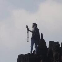 duh-orang-ini-sibuk-selfie-di-dinding-candi-borobudur