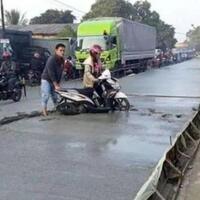 the-power-of-emak-emak-motor-nekat-terobos-beton-basah