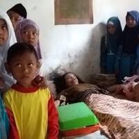sugi-17-tahun-mengajar-dengan-kondisi-lumpuh