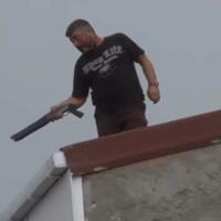 gta-real-life-pria-turki-menembakan-shotgunnya-dari-atas-atap