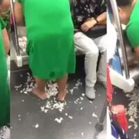 emak-emak-kupas-bawang-di-gerbong-krl-alasannya-mengejutkan