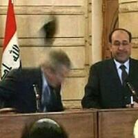 mantan-pm-malaysia-dilempar-kursi-inilah-benda-yang-pernah-dilempar-ke-politisi