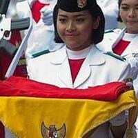 5-fakta-dibalik-fariza-putri-salsabila-si-pembawa-baki-bendera-pusaka