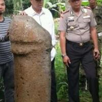 batu-penis-muncul-di-padang-begini-wujudnya-gan