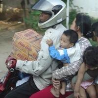 10-foto-orang-naik-motor-yang-bikin-was-was-punya-nyawa-dobel-atau-gimana