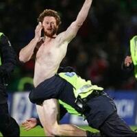 aksi-lucu-5-suporter-di-lapangan-saat-pertandingan-yang-bikin-ngakak