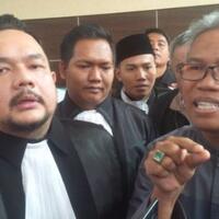 banting-lembaran-kertas-ke-meja-buni-yani-luapkan-amarah-di-persidangan