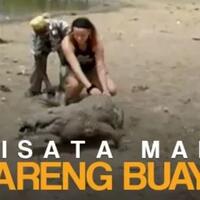 gan-di-danau-ini-kita-bisa-main-bareng-buaya-berani