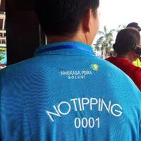 menemukan-airport-helper-yang-cuek-laporkan-ke-sini-gan