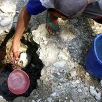 memprihatikan-banyak-masyarakat-indonesia-masih-mengandalkan-hujan-untuk-minum