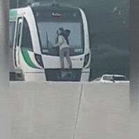 aksi-nekat-pria-gelantungan-di-luar-kereta-jangan-ditiru-gan