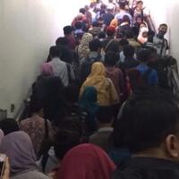 suasana-kacaunya-penumpang-dampak-dari-krl-jurusan-bogor-muara-angke-anjlok