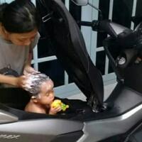 kocak-ibu-ini-mandikan-anaknya-di-bagasi-motor-yamaha-nmax