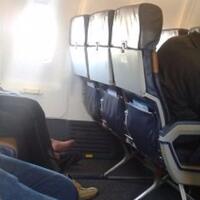 bukan-sembarangan-ternyata-penumpang-ini-yang-boleh-duduk-di-kursi-darurat-pesawat