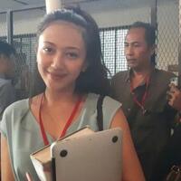 cantiknya-putri-aa-gatot-brajamusti-yang-curi-perhatian-di-persidangan