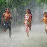 keceriaan-anak-anak-dikala-bermain-hujan-hujanan